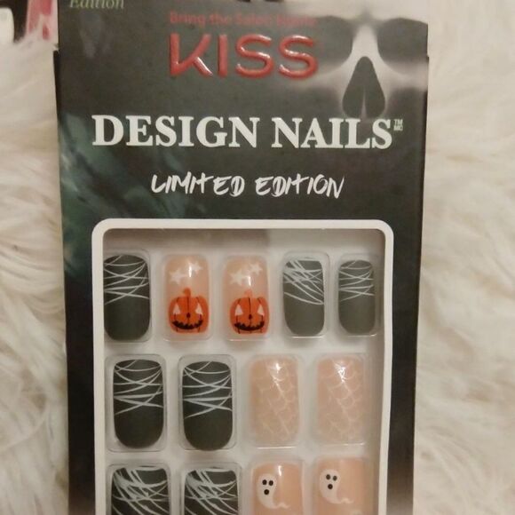 Kiss limited edition glowing Nails - Picture 1 of 1